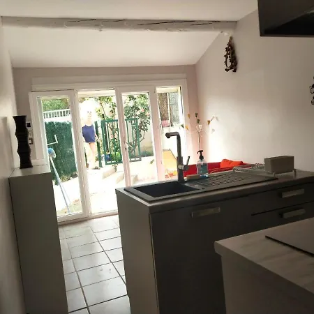 Petite Maison Avec Terrasse Et Piscine Appartement Beaucaire (Gard)