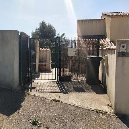 Petite Maison Avec Terrasse Et Piscine Beaucaire (Gard)